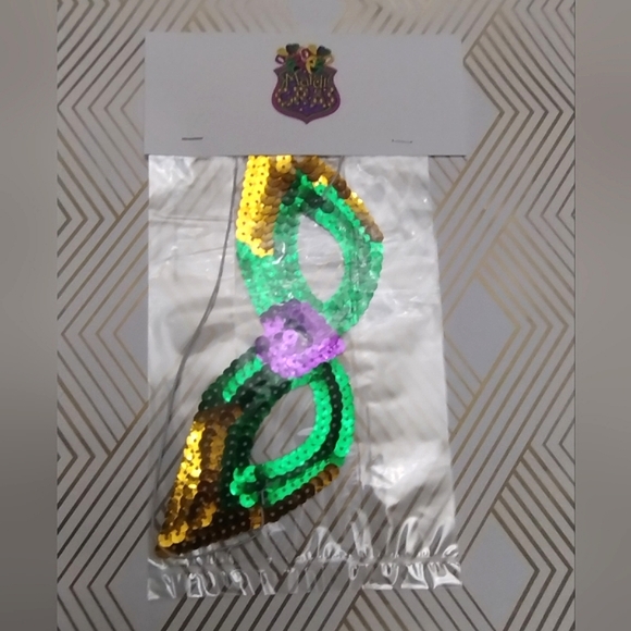 New Mardi Gras Sequin Mask - Picture 3 of 5
